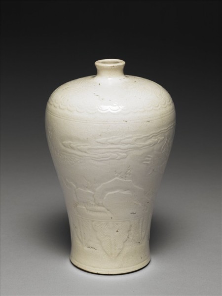 白瓷雲龍紋梅瓶