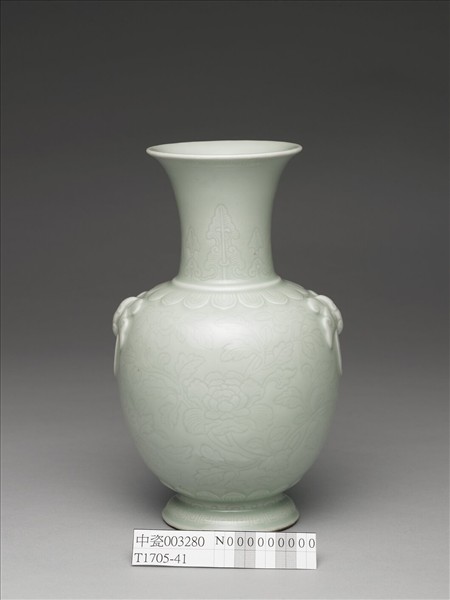 青瓷暗花花卉紋蝶耳瓶