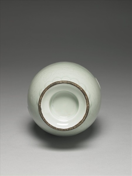 青瓷暗花花卉紋蝶耳瓶