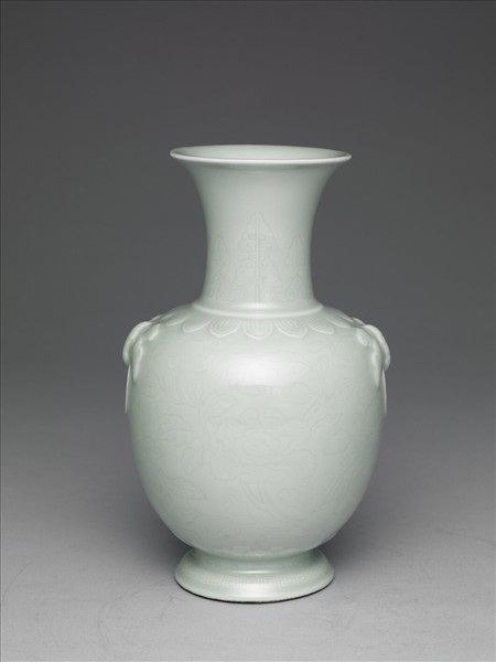 青瓷暗花花卉紋蝶耳瓶