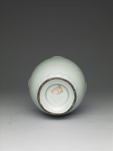 青瓷暗花花卉紋蝶耳瓶