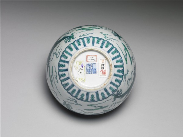 鬥彩綠龍紋蓋罐