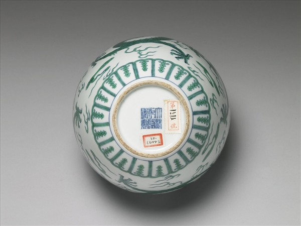鬥彩綠龍紋蓋罐