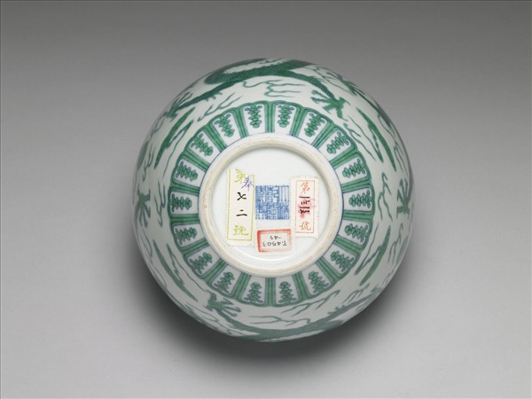 鬥彩綠龍紋蓋罐