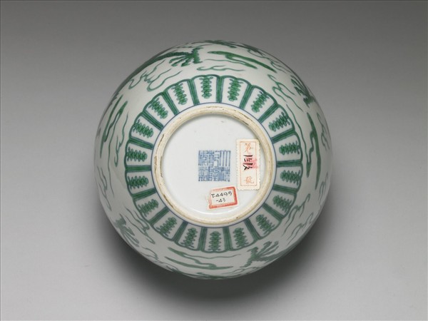 鬥彩綠龍紋蓋罐