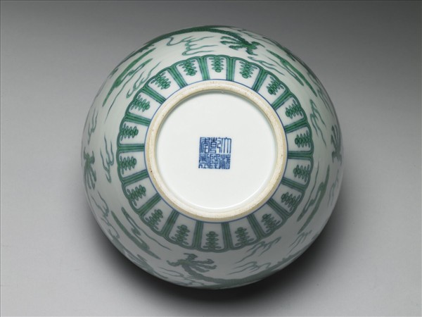 鬥彩綠龍紋蓋罐