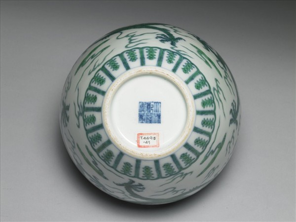 鬥彩綠龍紋蓋罐