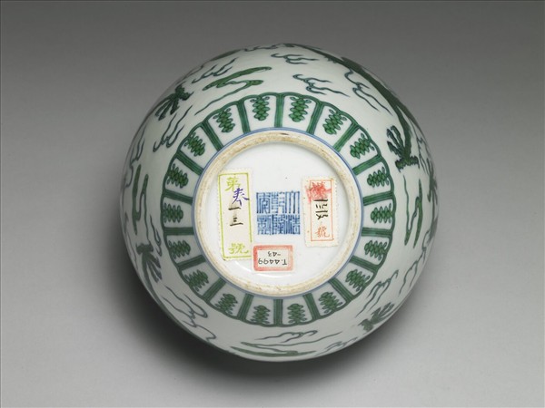 鬥彩綠龍紋蓋罐