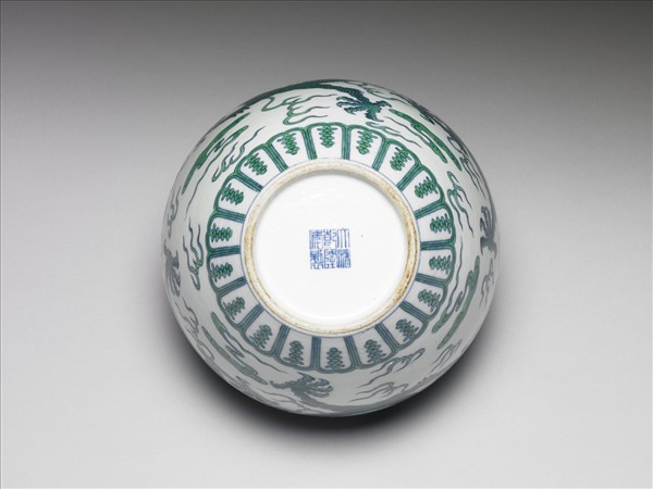 鬥彩綠龍紋蓋罐