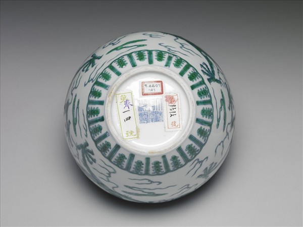 鬥彩綠龍紋蓋罐