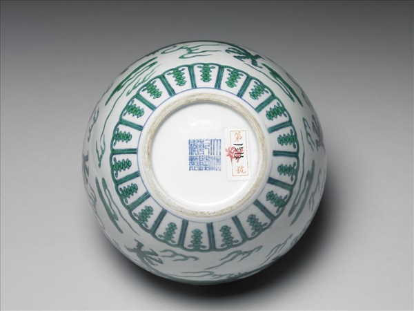 鬥彩綠龍紋蓋罐