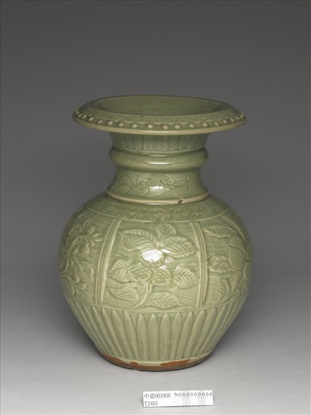 龍泉窯 青瓷拱花花果紋石榴尊