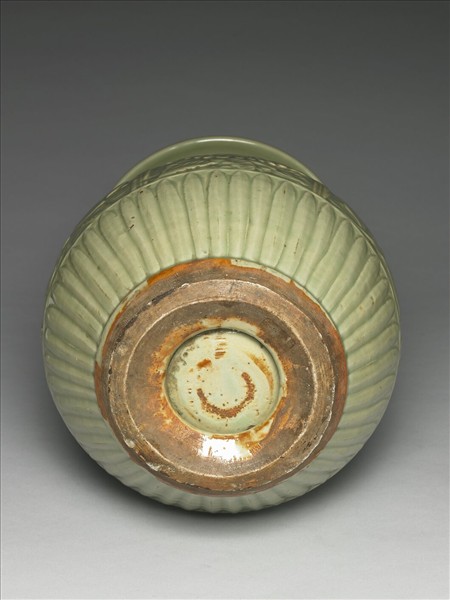 龍泉窯 青瓷拱花花果紋石榴尊