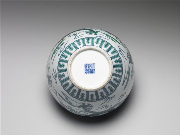 鬥彩綠龍紋蓋罐