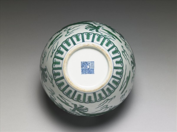 鬥彩綠龍紋蓋罐