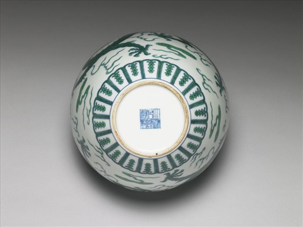 鬥彩綠龍紋蓋罐