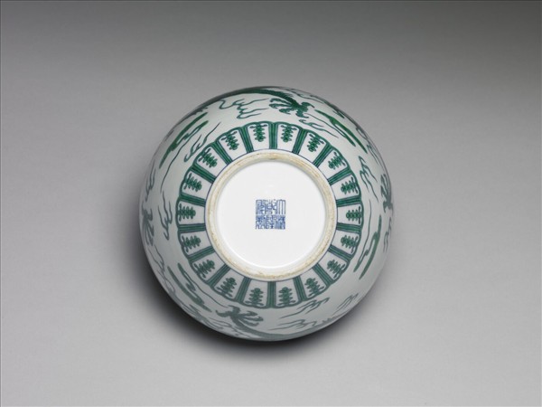 鬥彩綠龍紋蓋罐