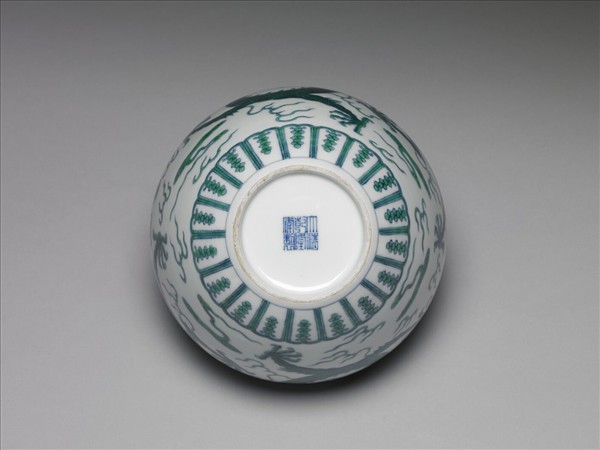 鬥彩綠龍紋蓋罐