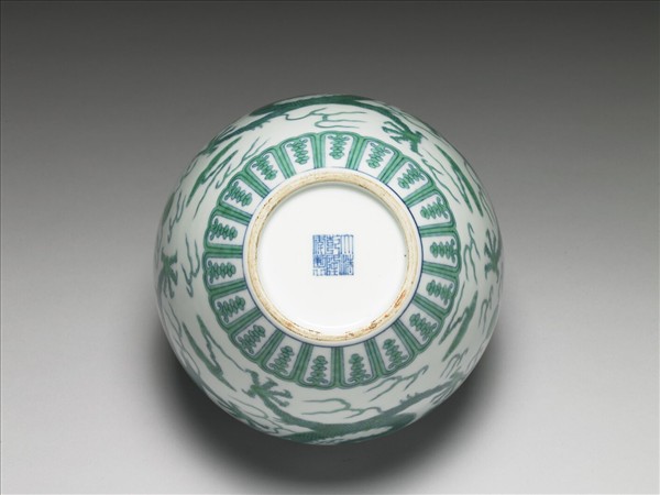 鬥彩綠龍紋蓋罐