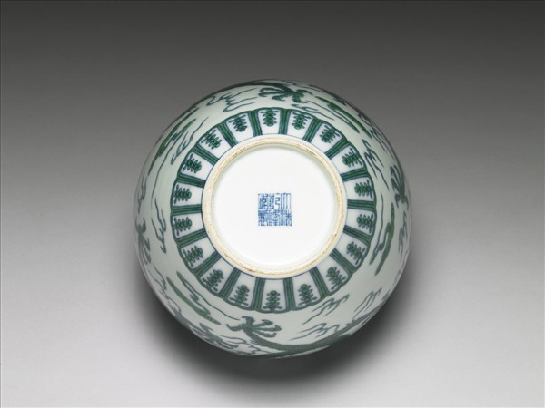 鬥彩綠龍紋蓋罐