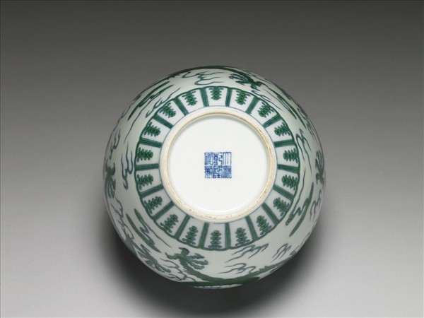 鬥彩綠龍紋蓋罐