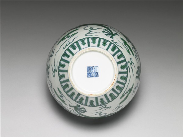 鬥彩綠龍紋蓋罐