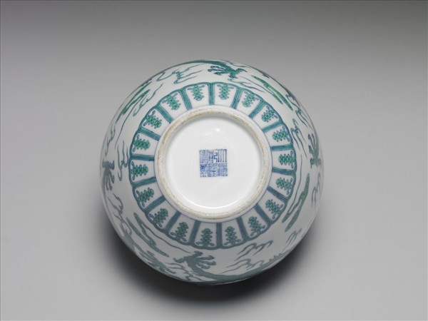 鬥彩綠龍紋蓋罐