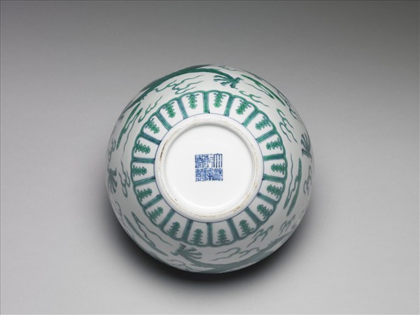 鬥彩綠龍紋蓋罐