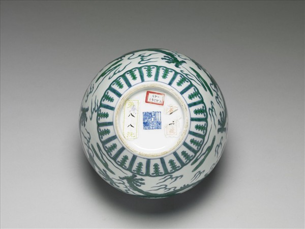 青花綠彩龍紋蓋罐