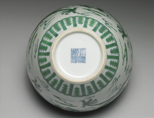 青花綠彩龍紋蓋罐