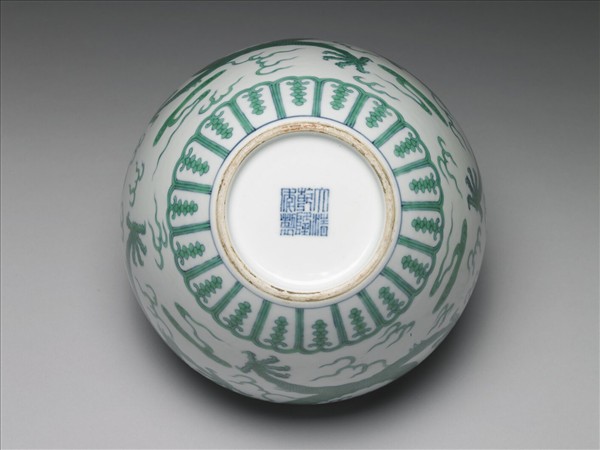 青花綠彩龍紋蓋罐