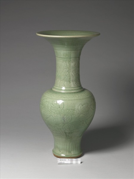 龍泉窯 青瓷劃花牡丹紋瓶