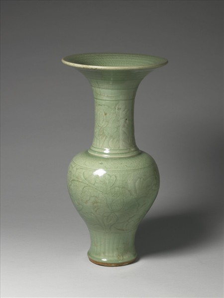 龍泉窯 青瓷劃花牡丹紋瓶