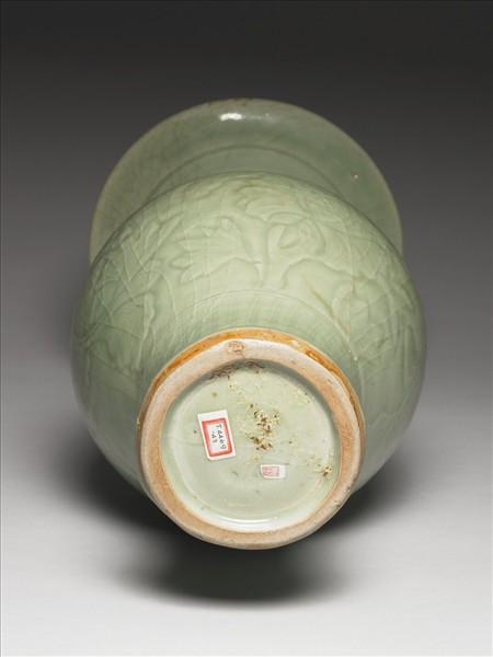 龍泉窯 青瓷劃花牡丹紋瓶