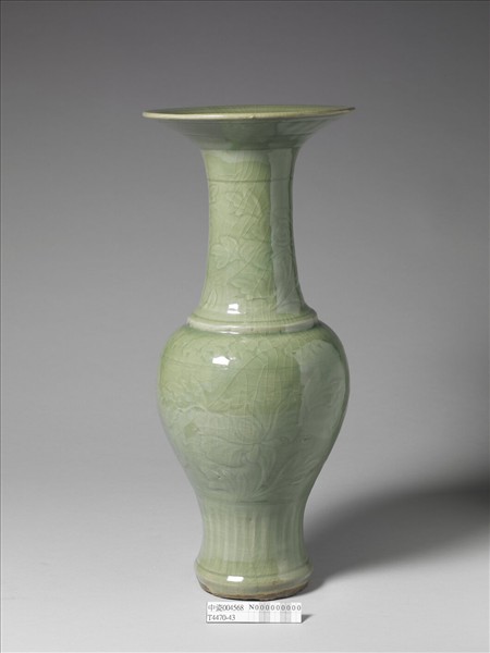 龍泉窯 青瓷劃花牡丹紋瓶