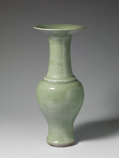 龍泉窯 青瓷劃花牡丹紋瓶