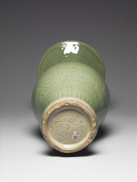 龍泉窯 青瓷劃花牡丹紋瓶