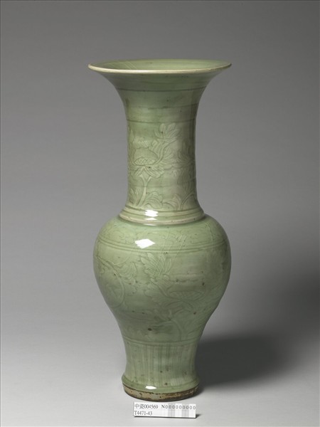 龍泉窯 青瓷劃花牡丹紋瓶