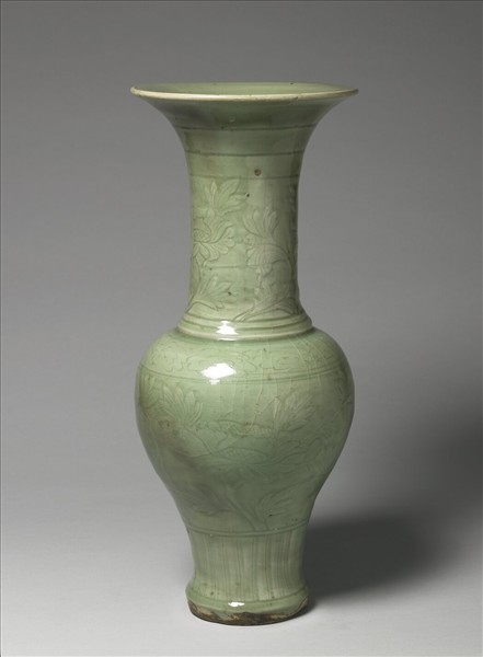 龍泉窯 青瓷劃花牡丹紋瓶