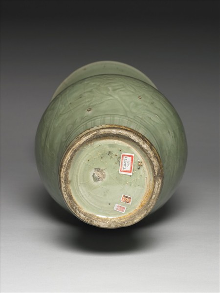 龍泉窯 青瓷劃花牡丹紋瓶