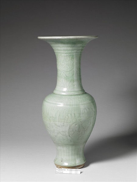 龍泉窯 青瓷劃花牡丹紋瓶