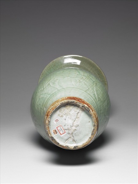 龍泉窯 青瓷劃花牡丹紋瓶