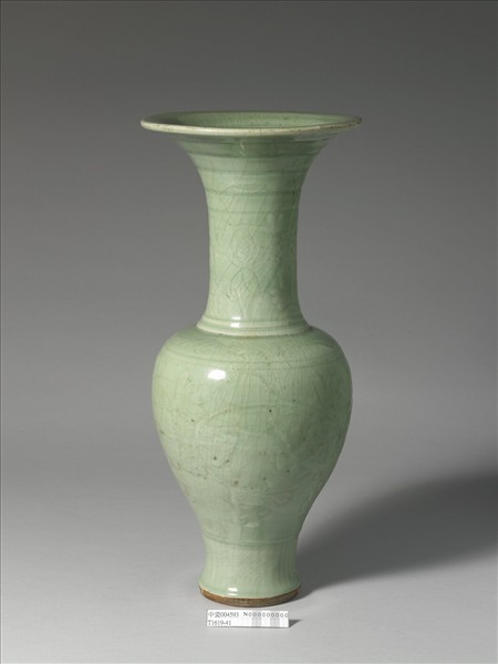 龍泉窯 青瓷劃花牡丹紋瓶