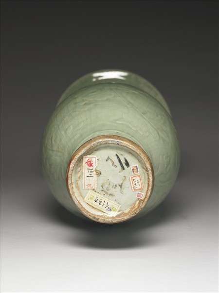 龍泉窯 青瓷劃花牡丹紋瓶