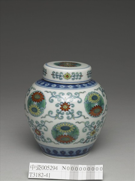 鬥彩團花紋蓋罐