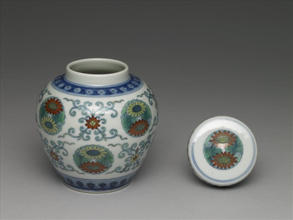 鬥彩團花紋蓋罐