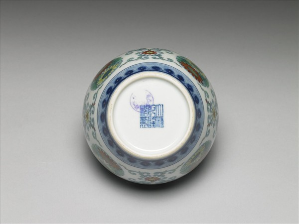 鬥彩團花紋蓋罐