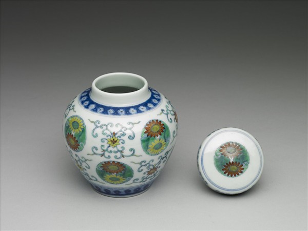 鬥彩團花紋蓋罐