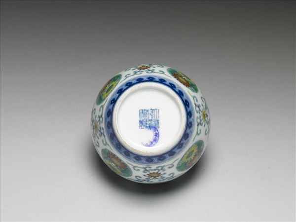 鬥彩團花紋蓋罐