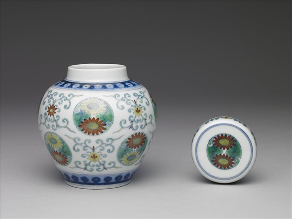 鬥彩團花紋蓋罐